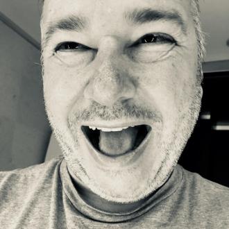 Un homme qui fait un sourir comique